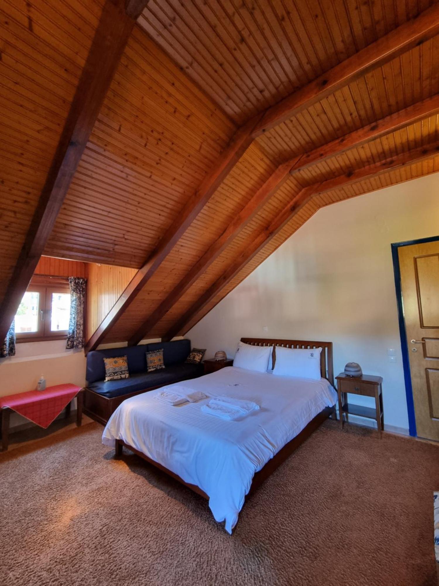 Kalavrita Krinides Apartment And Attics Номер фото